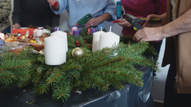 Összefogás: adventi koszorút készítenek a magányos időseknek