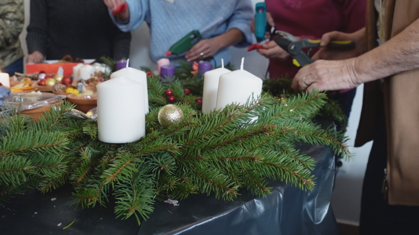 Adventi koszorút készítenek magányos időseknek