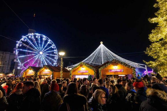 Sok-sok millióba kerülnek a karácsonyi díszkivilágítások, miközben a kormány spórolásra intette az önkormányzatokat 