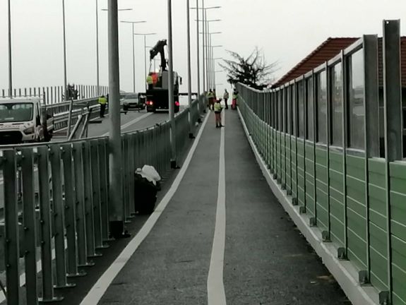Szerelik a hangszigetelő pannókat – hamarosan átadásra kerül a csíkszeredai vasúti felüljáró