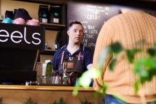 Megmenekült a csődtől az a kolozsvári közösségi kávézó, ahol 5 alkalmazottból 3 fogyatékkal élő 