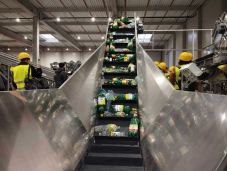 Erdélyben nyílt meg az első regionális italcsomagolás-számoló és -válogató központ