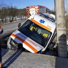 Sáncban kötött ki egy beteget szállító mentőautó