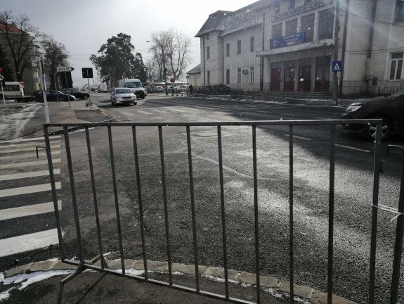 Két gyalogátjáró helyett egy marad a csíkszeredai vasútállomás előtt