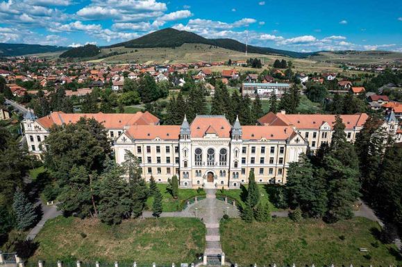 A rendőrség is vizsgálódik a szexuális kizsákmányolással megvádolt csíkszeredai tanár ügyében