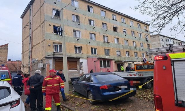 FRISSÍTVE – Robbanás egy lugosi tömbházban – egy lakó megsérült, több mint húsz lakás megrongálódott