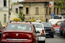 A vizsgabiztosok nem bírják tartani a tempót a tanulóvezetőkkel