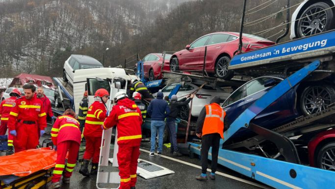 Luxusautókat szállító kamion balesetezett Szeben megyében