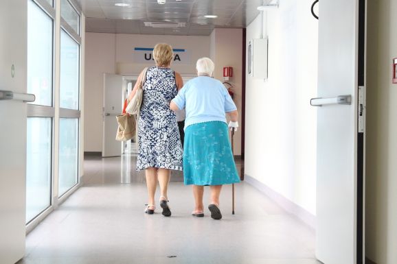 Megtiltatnák a betegek átirányítását az állami kórházakból a magánrendelőkbe