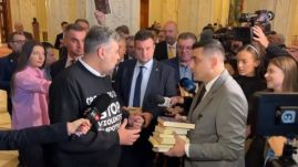 Folytatódik a parlamenti adok-kapok: az AUR könnyed szerelmes regényeket küld az ukrajnai román gyerekeknek