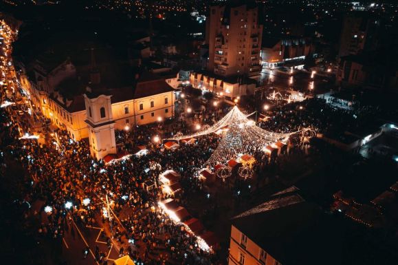 Ünnepi fényekbe öltözik Marosvásárhely, hamarosan megnyitja kapuit a karácsonyi vásár