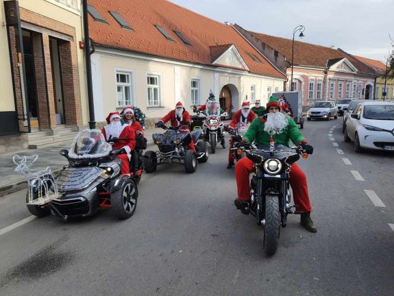 Idén is motoros Mikulások osztogatnak ajándékot Sepsiszentgyörgyön