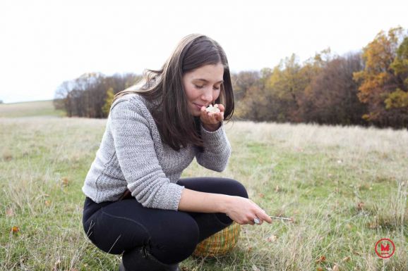 A természet lánya, akinek erdő-mező a munkahelye: virágokból, gombákból készít fűszert, vadgyümölcsökből ecetet