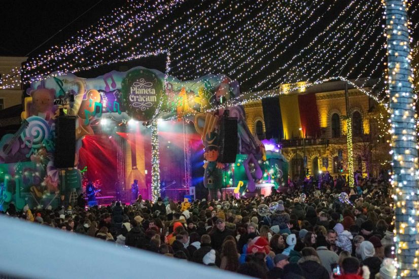 Ünnepi hangulat és tömegnyomor – megnyílt a kolozsvári karácsonyi vásár a Főtéren