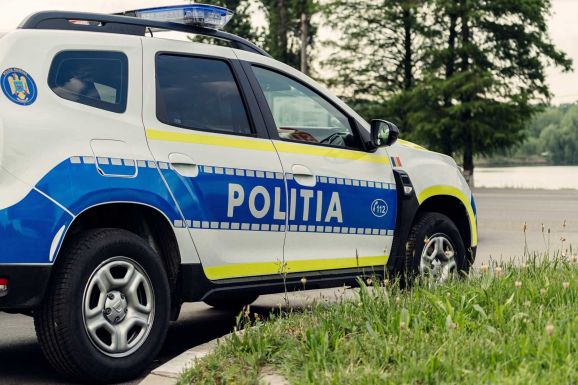 Keresztbe állította az autóját az úton és bezárkózott – a forgalom egy órára leállt