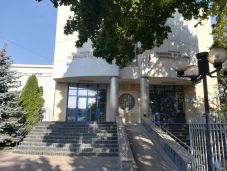 Bíróság elé állítják a gyermekeit az ablakon kidobó nőt