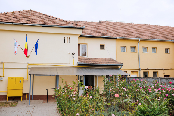 Egy volt hajléktalan adományával újították fel a szatmári hajléktalanszálló homlokzatát