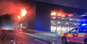 FRISSÍTVE – Tűz ütött ki a lutoni repülőtéren, romániai járatokat is érint a forgalom felfüggesztése