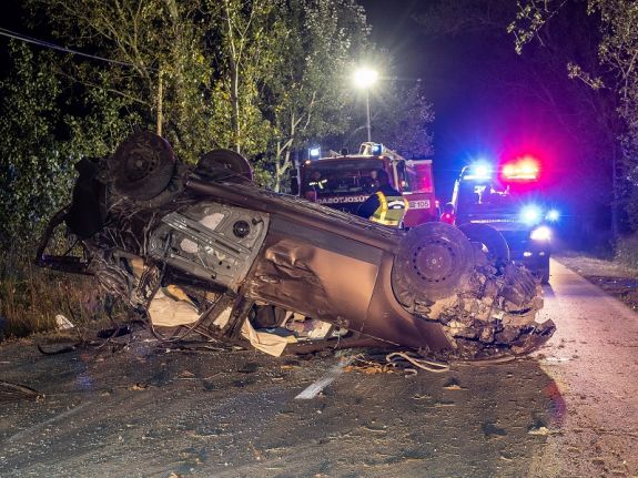 Migránsokat szállító gépkocsi balesetezett Magyarországon – két ember meghalt