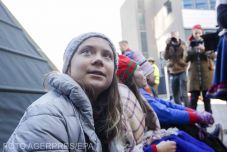 Greta Thunberg a számikhoz csatlakozva a szélturbinák ellen tüntet