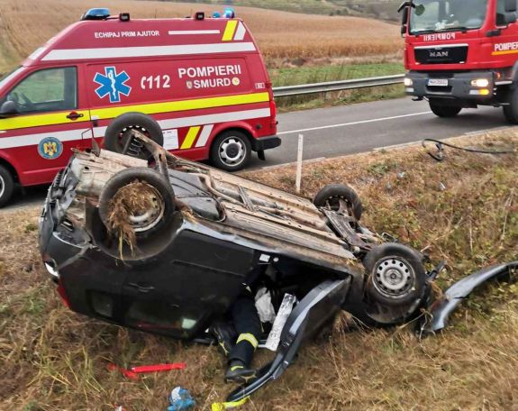 Súlyos baleset: túl gyorsan hajtott a fiatal nő, feje tetejére állt az autó