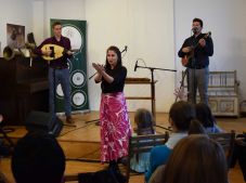 Újragondolt népzene pengetős hangszerekkel – A Pengetős Trió tagjaival beszélgettünk