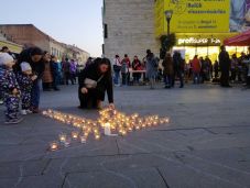 A nélkülözőkért gyúltak a mécsesek Csíkszeredában