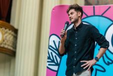 „Mindennel lehet viccelni, a kérdés az, hogy megéri-e” – Forgács Rudolf nyerte a 17. Erdélyi Humorfesztivált