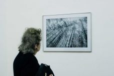 Tisztelgés az egyedüllét pillanatai előtt – fotótárral emlékezik Bellonira Csibi László rendező