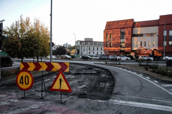 Útfelújítás Marosvásárhelyen: a forgalom káoszba fulladt, az emberek elkéstek