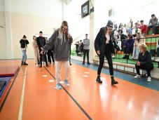 Ralipilóták tanítják a székelyföldi diákoknak, hogyan legyenek felelős autóvezetők