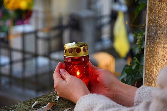 Levetette magát a tömbház tetejéről egy 18 éves fiú
