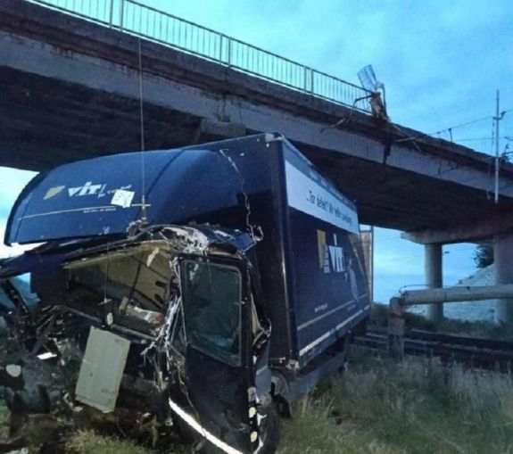 Lezuhant egy kamion a vasúti felüljáróról, a vonatokat leállították