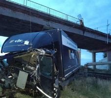 Lezuhant egy kamion a vasúti felüljáróról, a vonatokat leállították