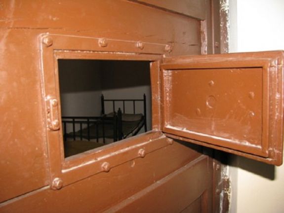 Fogdában marad a korrupt, drogfogyasztó bírónő