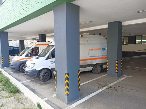 Tizenkilenc külföldi gyermek és a kísérőjük került kórházba ételmérgezés gyanújával egy romániai városban