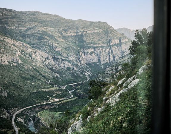 Balkáni utazás Európa egyik leglátványosabb vasútvonalán