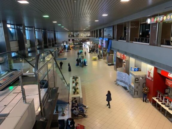 Testében rejtett kábítószerrel kaptak el egy nőt az Otopeni repülőtéren