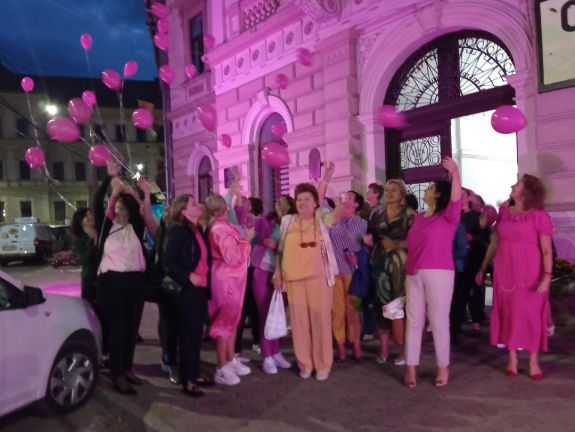 Rózsaszín megvilágítást kapott Nagyenyed polgármesteri hivatala a mellrák elleni küzdelem világnapján