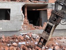 FRISSÍTVE - Időt nyertek a lakók, a kolozsvári önkormányzat egyelőre felfüggesztette a bontásra ítélt tömbház ledózerolását 