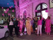 Rózsaszín megvilágítást kapott Nagyenyed polgármesteri hivatala a mellrák elleni küzdelem világnapján