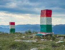 Újra átfestették a jelzőoszlopokat a Székelykő hegycsúcson