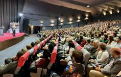 Dr. Máté Gábor Erdélyben: kétszer 700 fős közönség volt kíváncsi traumáról, stresszről, testi-lelki betegségekről szóló előadására