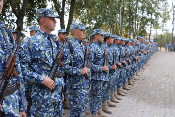 Újra be kell vezetni a kötezelő sorkatonai szolgálatot, javasolja egy PSD-s szenátor