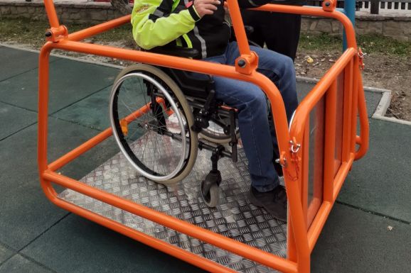 Motoros összefogással állítottak fogyatékosok által használható hintát Sepsiszentgyörgyön