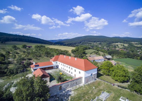 Megszentelték a felújított esztelneki ferences kolostort