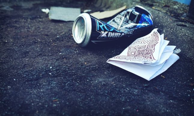 Vandalizmus Sepsiszentgyörgyön: mulatozásból hazatérve utcai szemetesekkel „birkóztak”