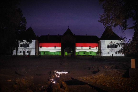 Az '56-os forradalom emlékére nemzeti színekbe öltöztek Csíkország fővárosának ikonikus épületei