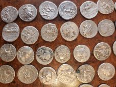 Tökéletes állapotban megmaradt 400 római kori érmére bukkant egy felfedező Erdélyben