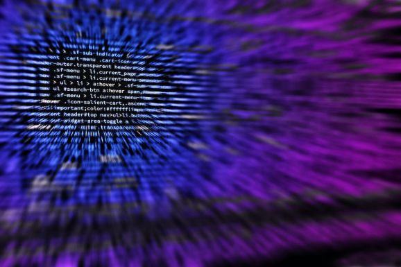 Brit kormányjelentés: bűnözők kezében veszélyes fegyverré válhat a mesterséges intelligencia